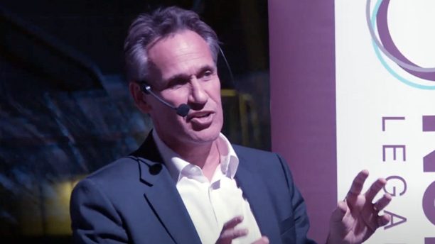 Richard Susskind : le principal concurrent des cabinets d’avocats sera un client ravitaillé par l’IA